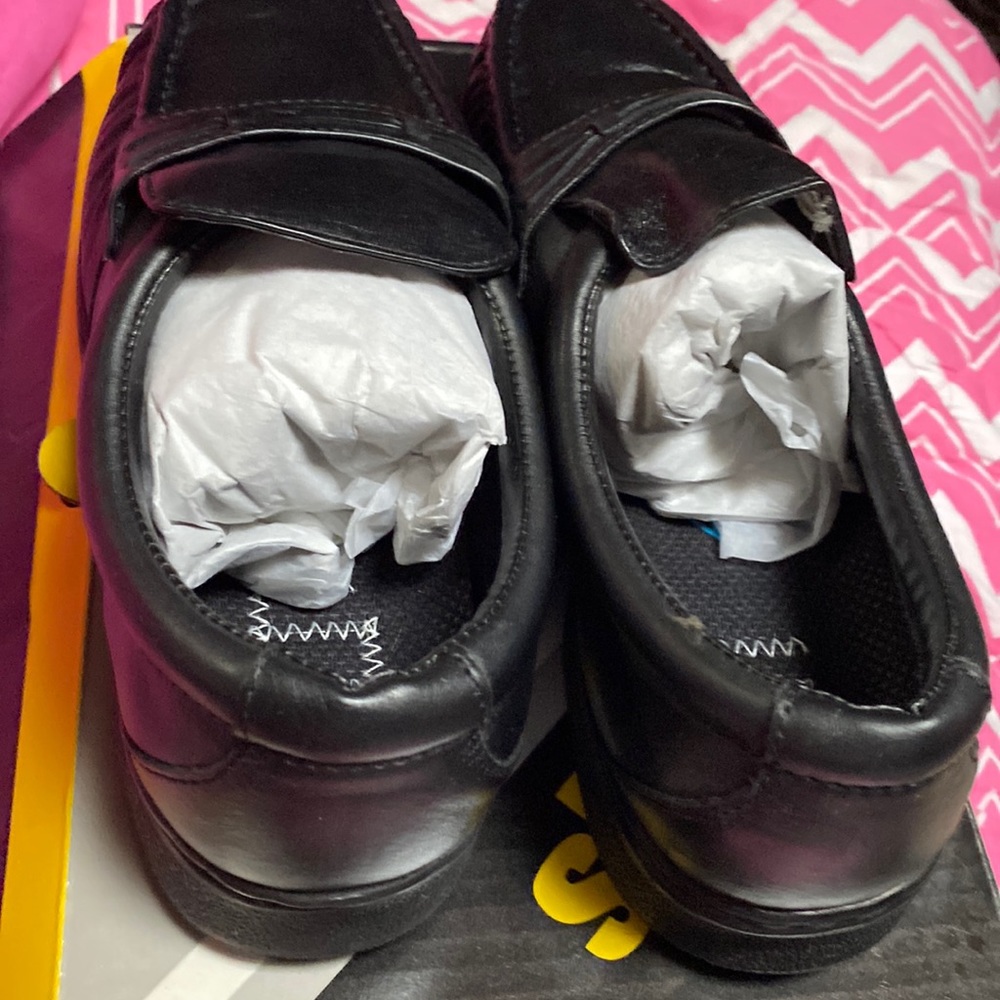 Mens safety shoes10-1/2 new in box